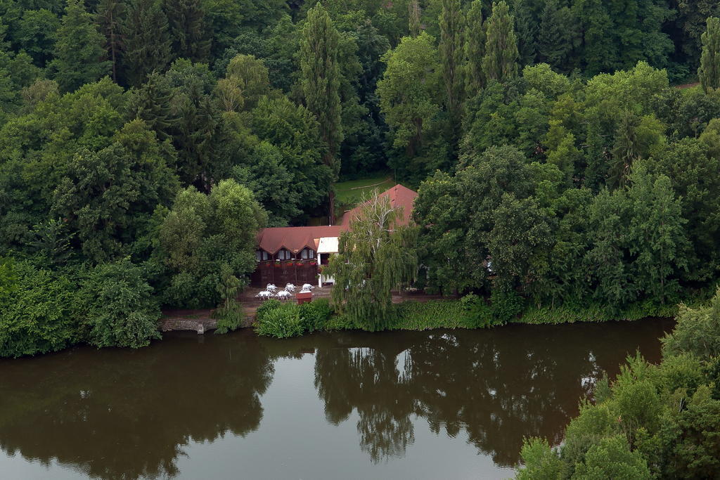 Lovecky Hotel Jivak Loučeň Eksteriør bilde